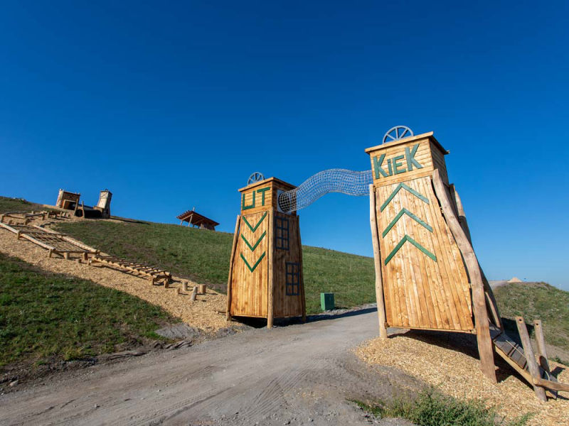 Die zwei Türme des Kletterparcours, im Hintergrund die Wetterschutzhütte des Aussichtsplateaus