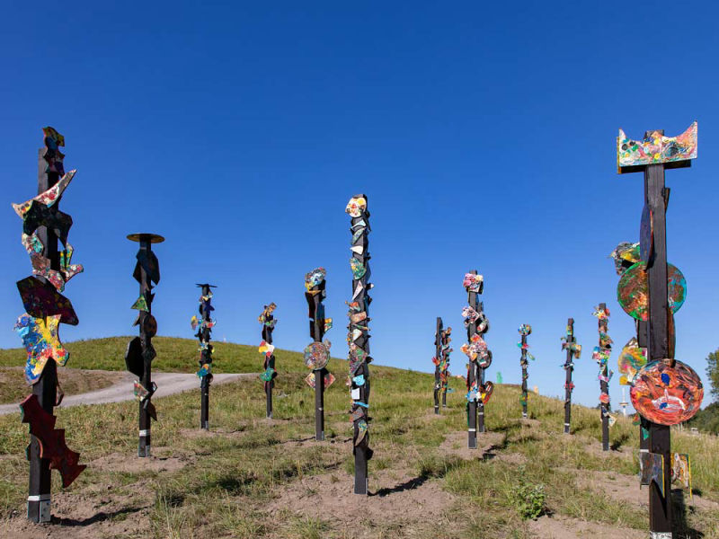 Stelen des Land-Art-Projektes des Gymnasiums Syke im Eingangsbereich des Bassumer Utkieks