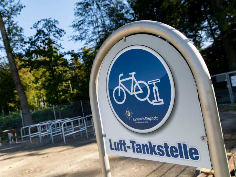 Das Schild der Luft-Tankstelle im Eingangsbereich des Bassumer Utkieks