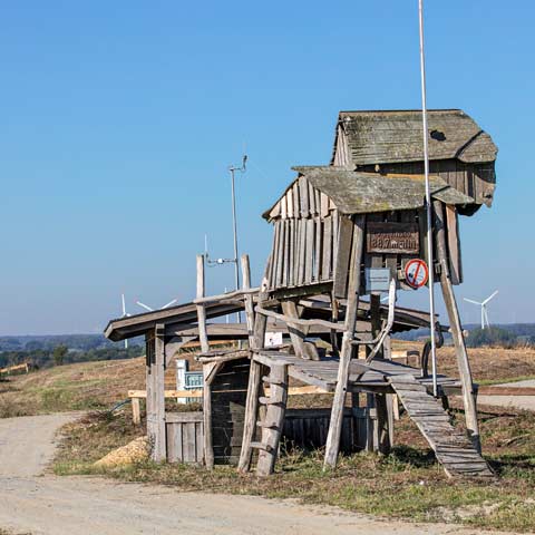 Der Kletterturm auf dem Oberen Utkiek mit Windrädern im Hintergrund